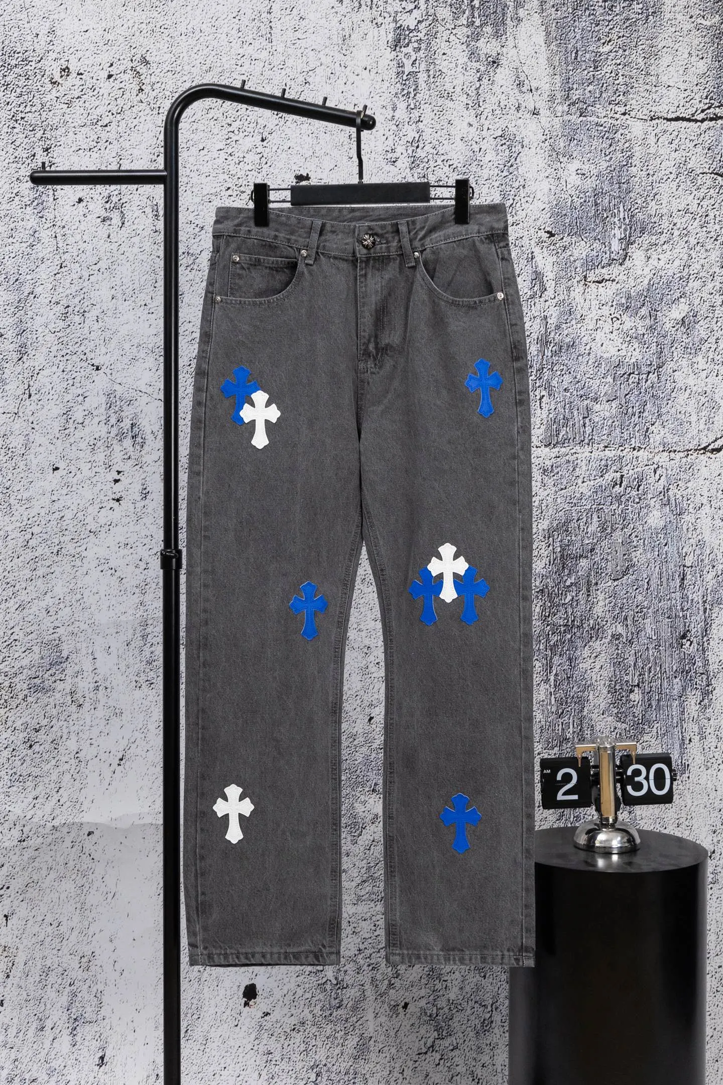 P240 Chromehearts limited edition blue and white classic cross patch leather gray jeans, priced at 34W level, patchwork cross pattern embellishment, washed jeans! ! An absolutely high-end luxury product, a 1.9W-level god-level single product, a super popular product, made by top heavy industry, a magic weapon that cannot be missed! [About Zangyin] This is an extremely luxurious fashion brand that can also be called the aristocracy of the high street. It has always been an exclusive brand for some hipsters or rich second generations. Compared with ordinary high streets, it is more luxurious and noble. Compared with luxury brands, it is more fashionable and individual. It has always been a brand that I have a special liking for. [Top heavy industry fashion design] Consistently high-street luxury style. Speaking of this style, the Zangyin family and GU family are definitely the leading representative brands. Especially the Zangyin family has really achieved a state-of-the-art effect in creating high-street style. The unique washed material is used to create this style. The color system is already quite eye-catching. After it is decorated with patchwork cross flowers, it cleverly highlights the charm of the brand. Secondly, this style uses classic The high-waist cutting design highlights the long legs and fashionable temperament of the upper body. The brand is highly recognizable and the slim fit configuration is more suitable for daily wear. It is a product that interprets personality, fashion, and specifications at a glance. This single product is enough to make any fan excited. It can be a white T-shirt for a youthful college style, or a tight suspender for a royal style. It has strong matching ability and can be easily controlled by men.  [Materials and craftsmanship] Needless to say, this point goes without saying. As an excellent craftsman brand, Zangyin’s requirements for details and craftsmanship are really perfect. The washed color of this model has gone through so many processes, not to mention the embellishment of denim appliques. It is also purely hand-made and sewn. Just like what they believe in, only hand-made things have soul and have the meaning of wear. A top-notch heavy-duty fashionable denim item, I look forward to your perfect interpretation! !  Color: Gray Size: 28-34